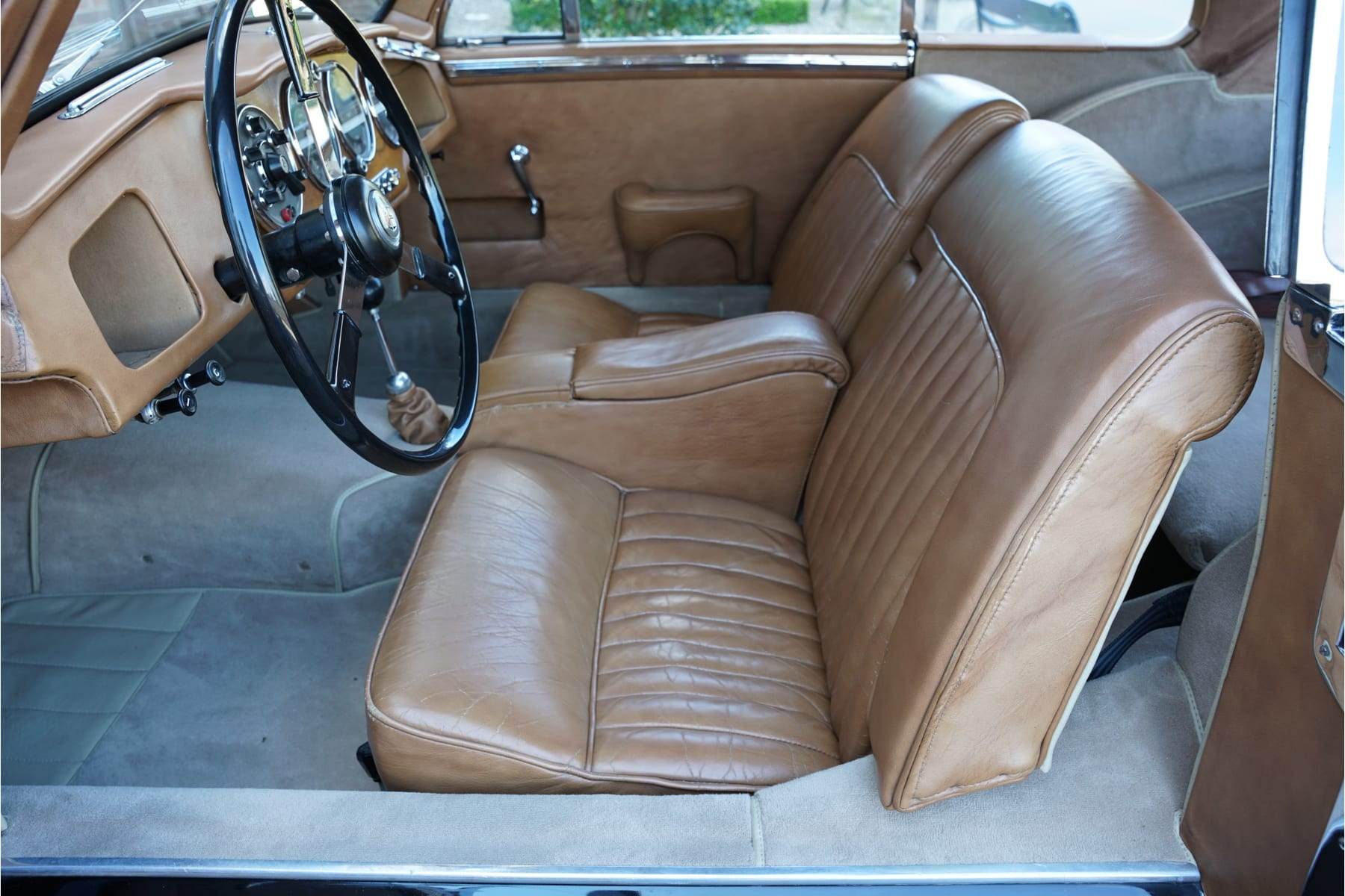 Aston Martin DB2 Sports Saloon, 1952 — photograph 3.