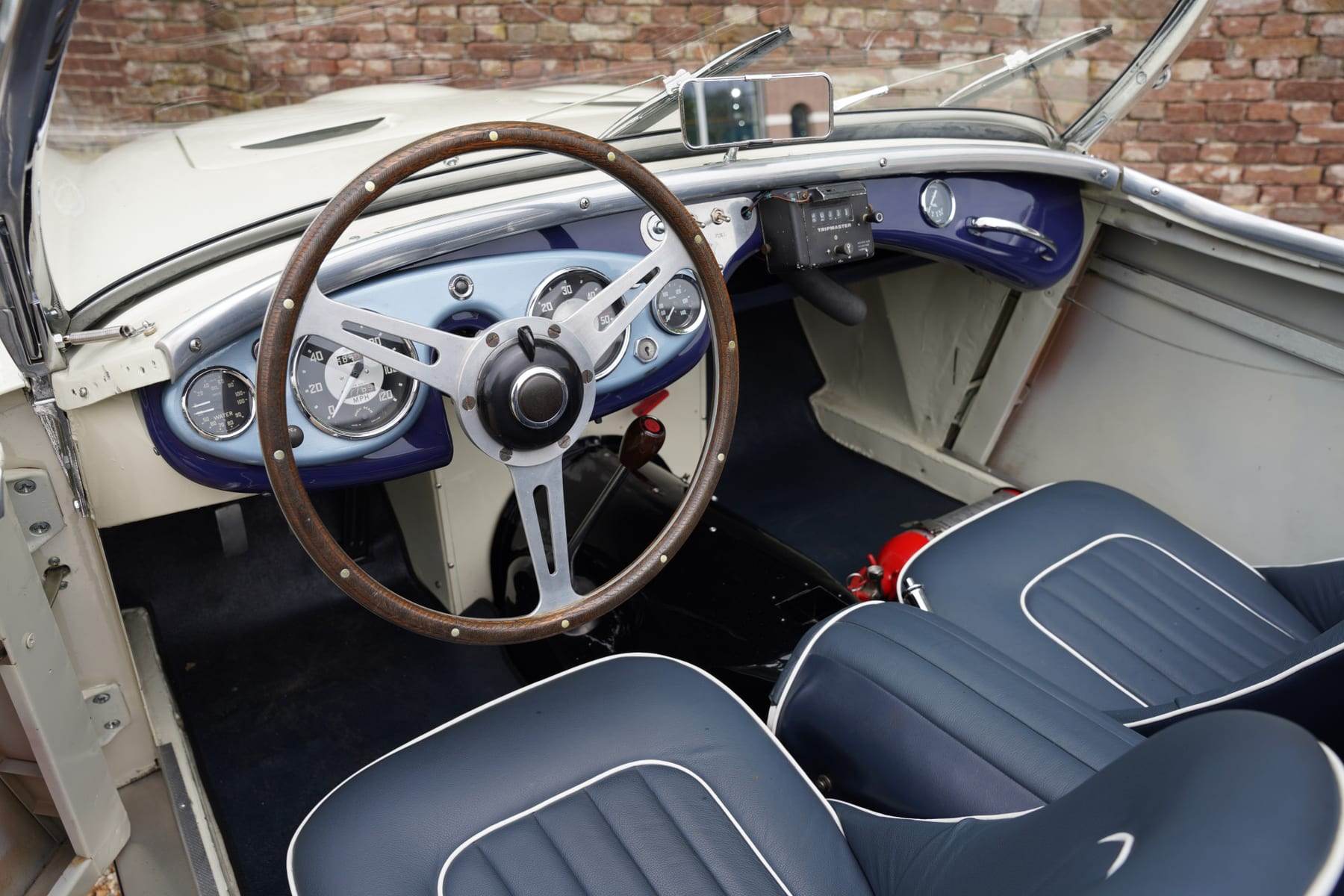 Austin Healey 100/4, 1953 — photograph 3.