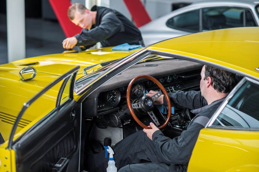 Professional car care at Gallery Aaldering.