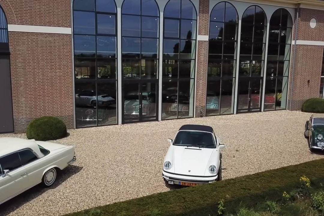 The arched brick and glass facade of the Gallery Aaldering showroom.