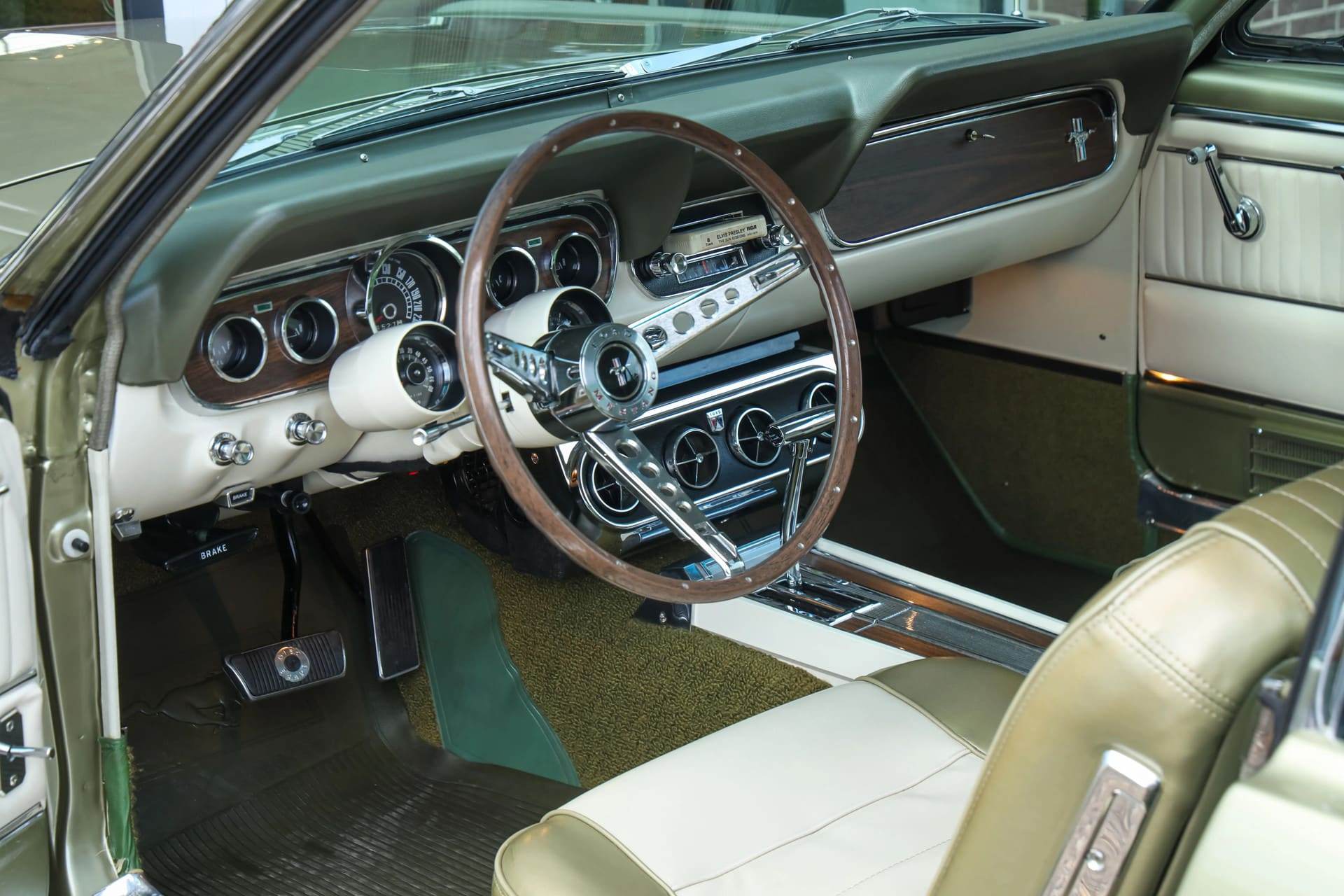 Ford Mustang, 1966 — photograph 2.