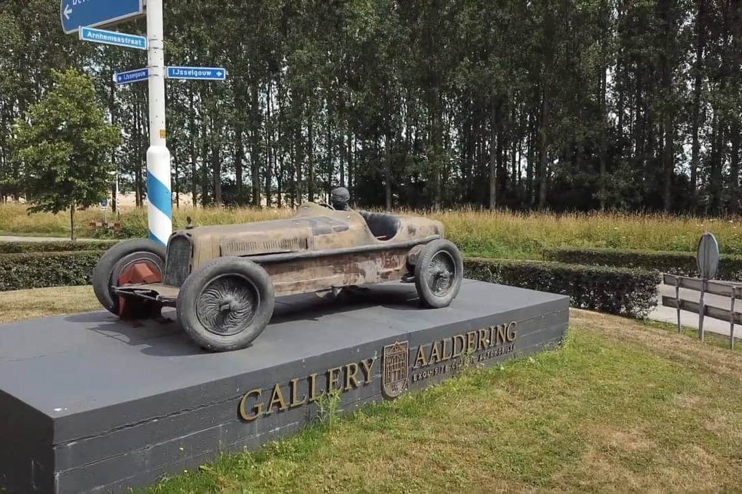 The forecourt and entrance of the Gallery Aaldering showroom in Brummen.