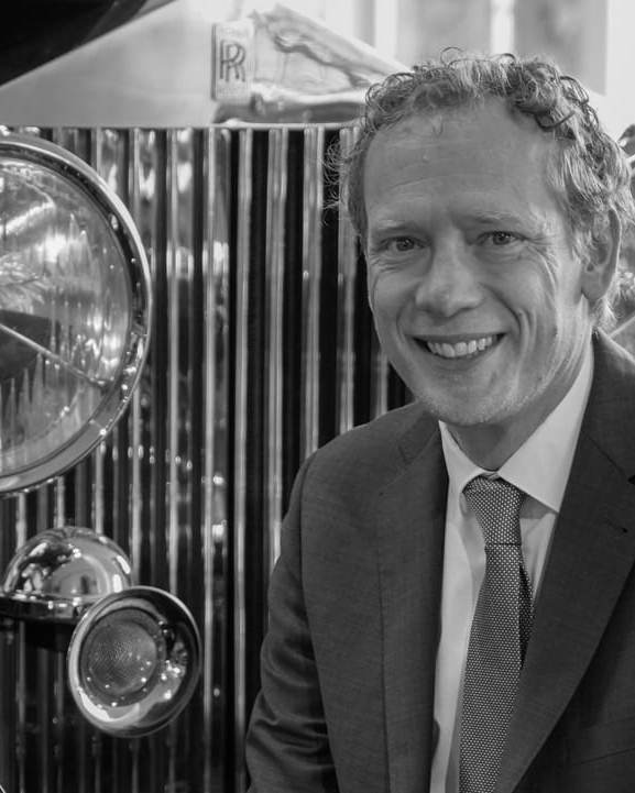 Klaas Houtman, front office at Gallery Aaldering.