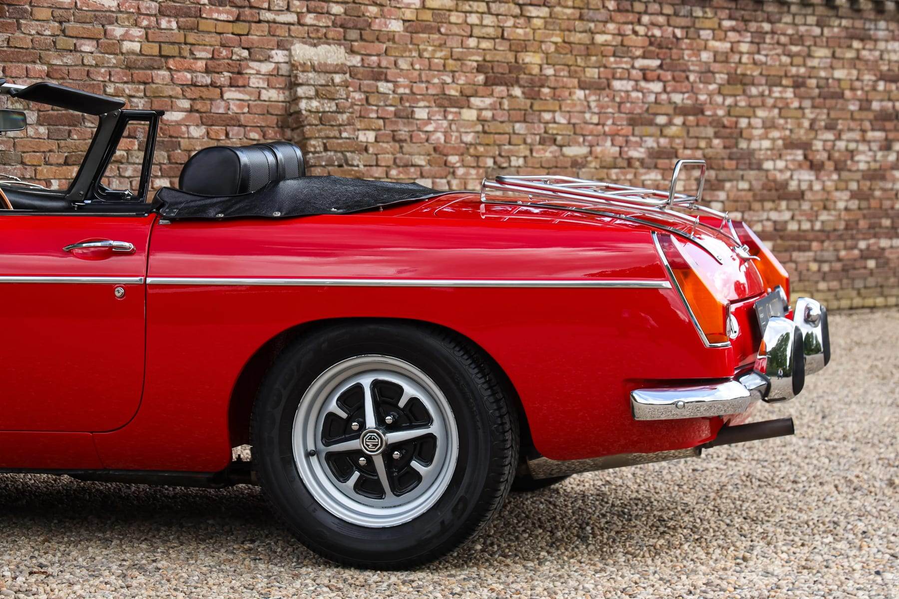 MG B Roadster, 1971 — photograph 14.