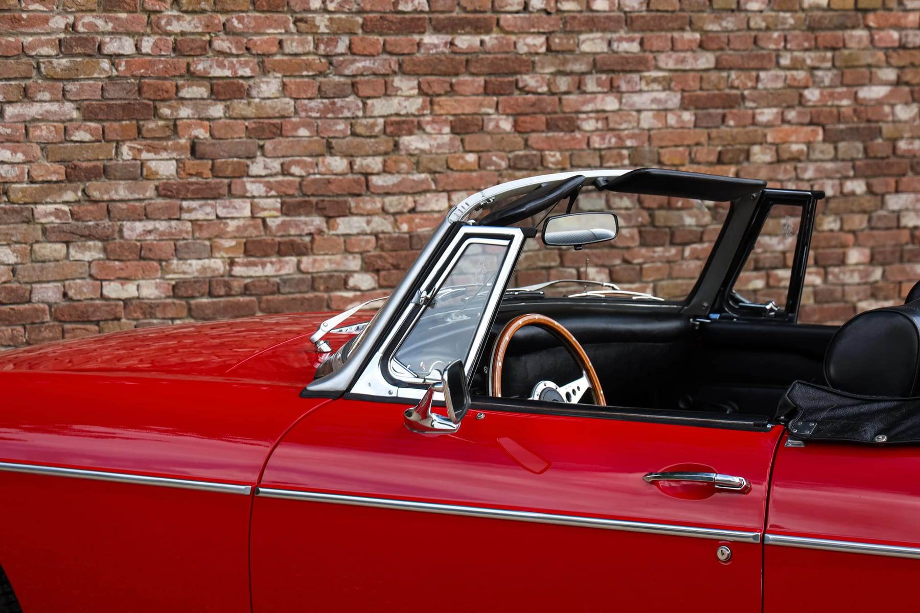 MG B Roadster, 1971 — photograph 16.