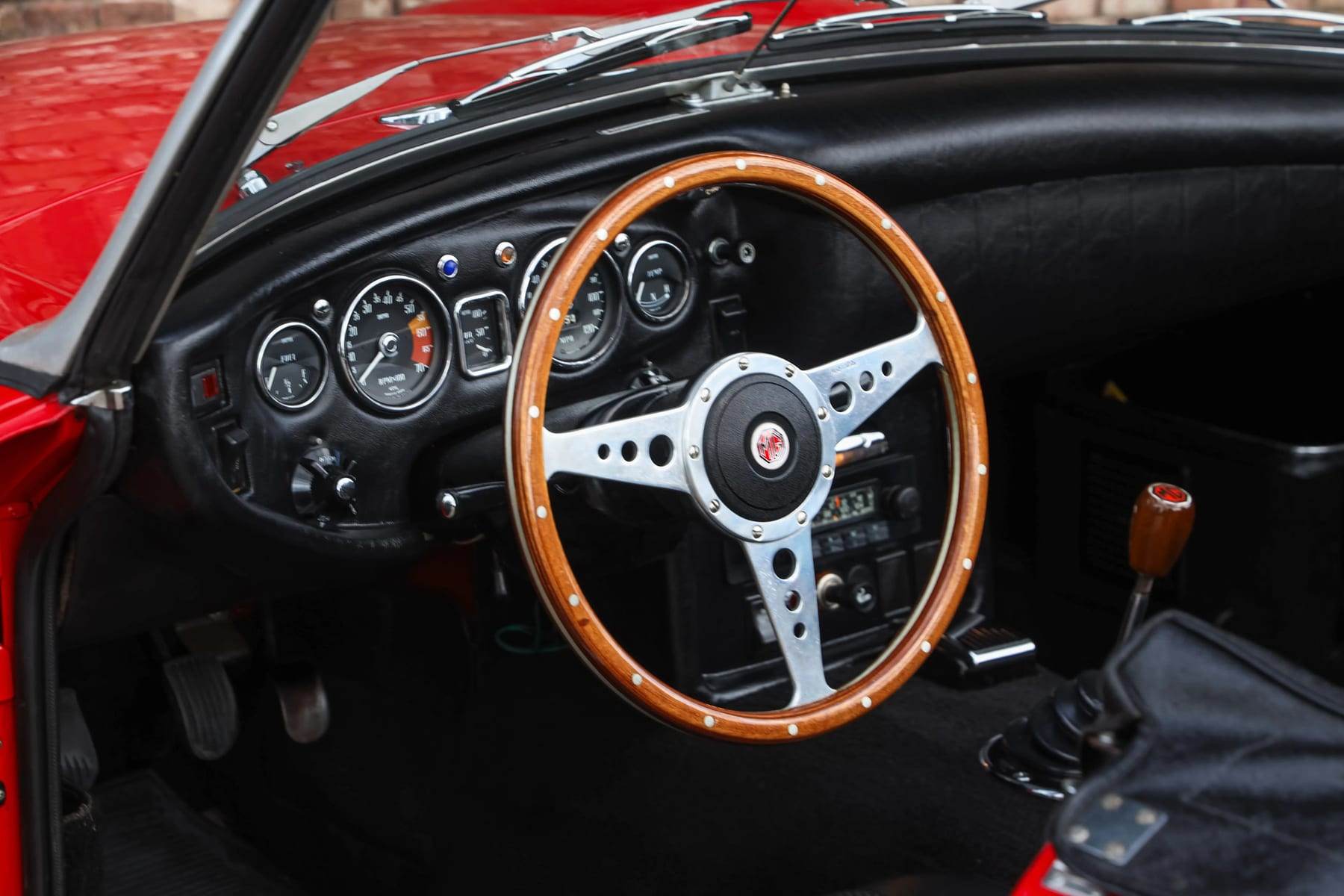 MG B Roadster, 1971 — photograph 17.