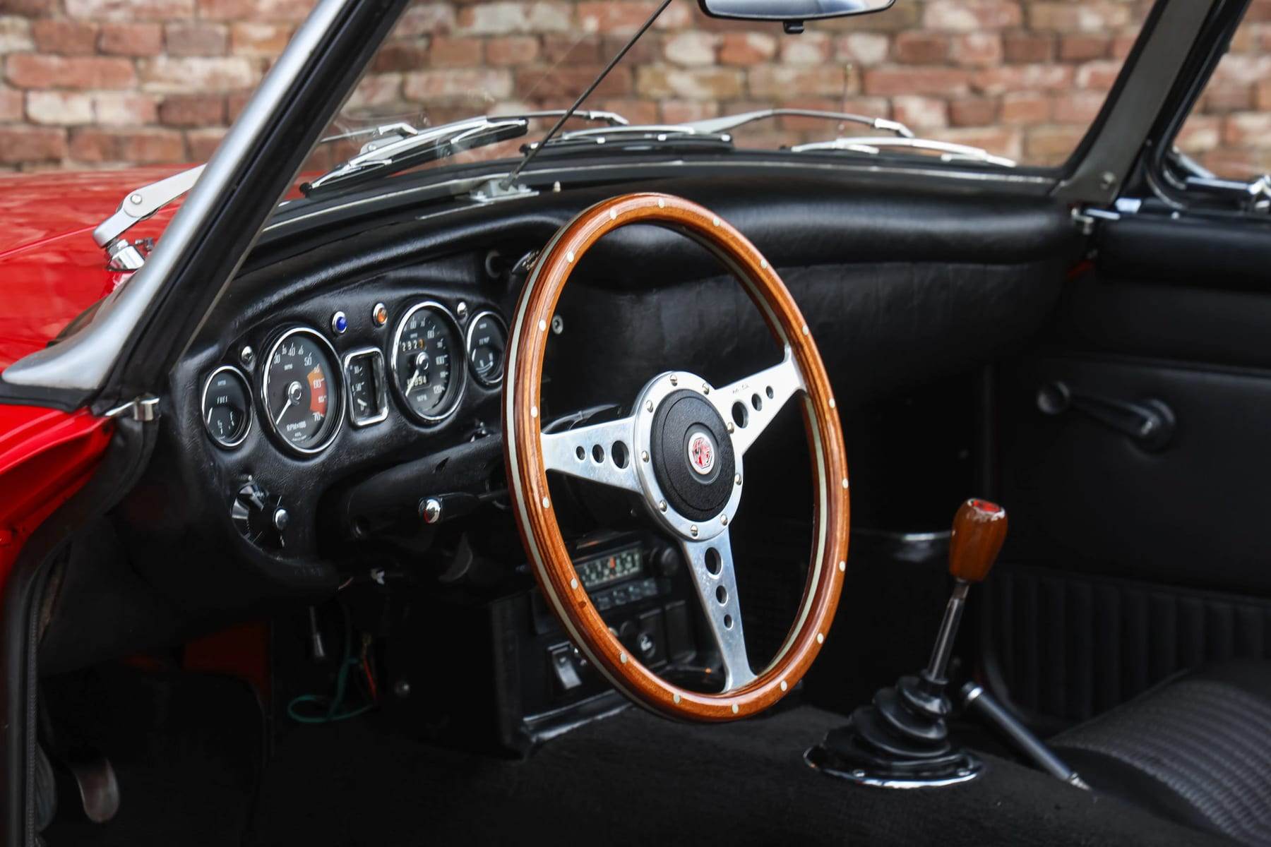 MG B Roadster, 1971 — photograph 22.
