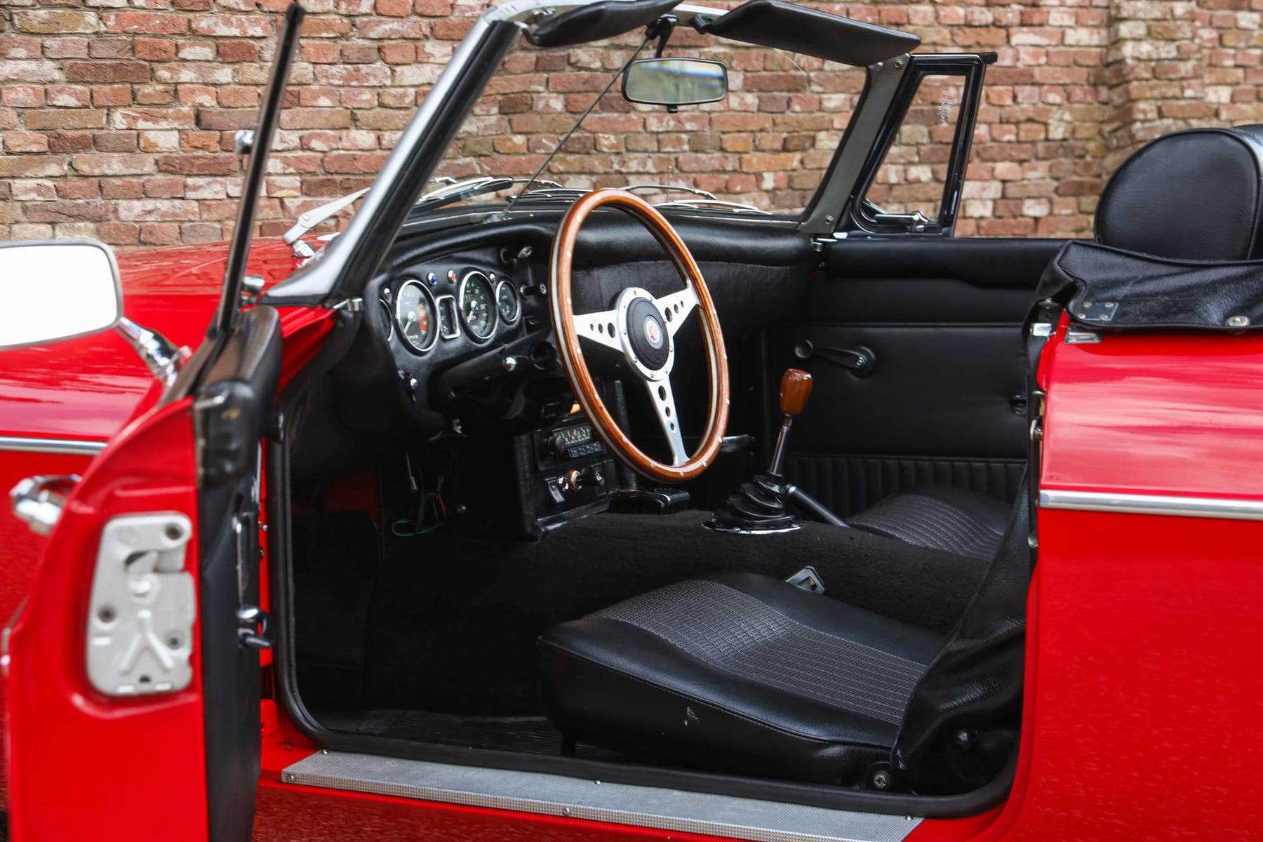 MG B Roadster, 1971 — photograph 24.